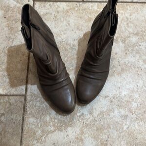 Worn once Clark SZ 8 leather bootie with Zip